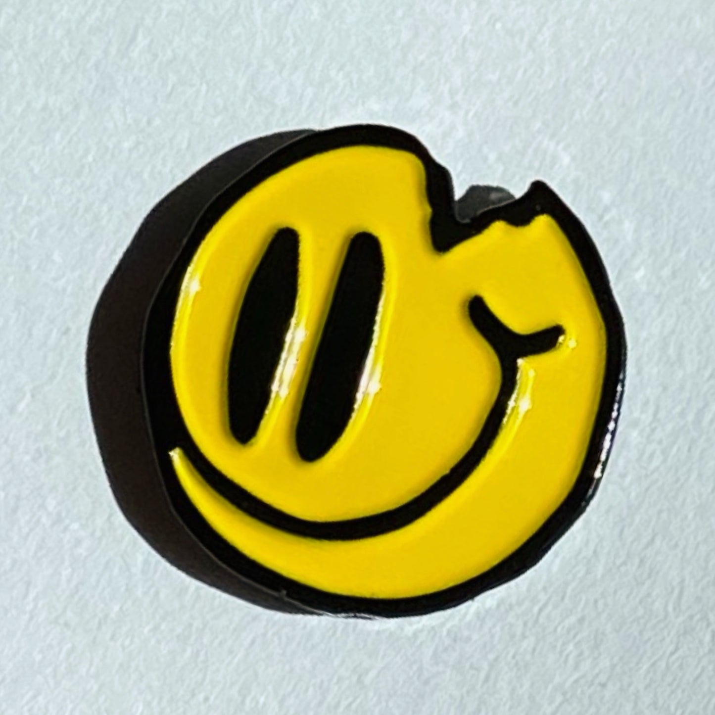 SMILEY ENAMEL PIN – Rio Romeo